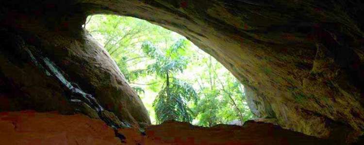 https://www.ceylonexpeditions.com/medias/media/big/393/ravana-caves-ella-sri-lanka-ramayana-tours-ceylon-expeditions-4-1.jpg