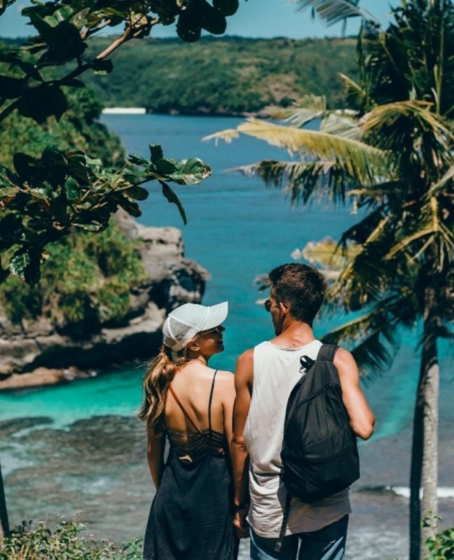 young-couple-Infront-of-a-ocean-sri-lanka